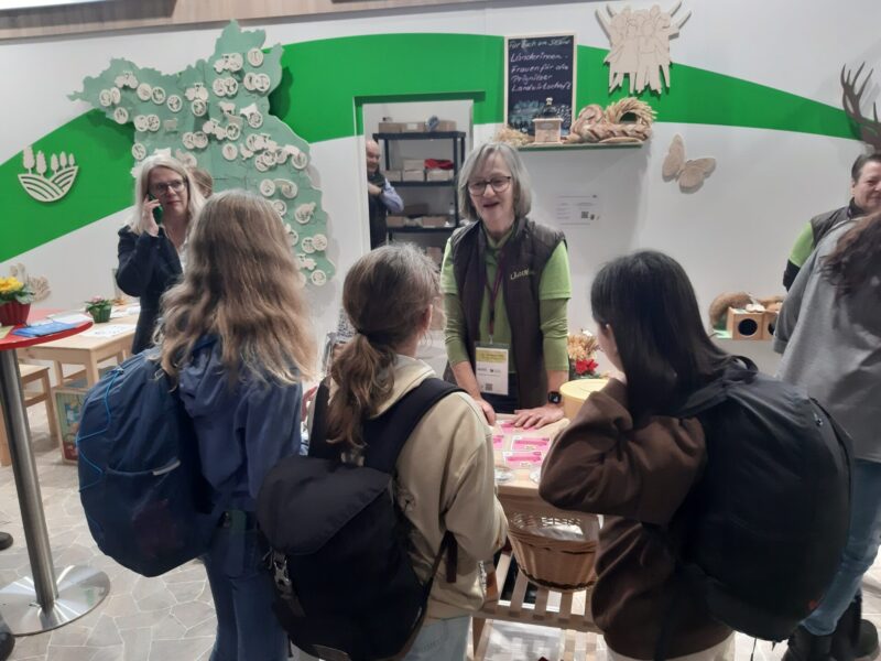 Bei uns am Stand konnten die großen und kleinen Messegäste Hafer quetschen....