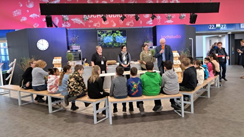 Eine Herzensangelegenheit, Kindern die Themen Landwirtschaft und Ernährung nahe zu bringen: Wir eroberten mit einer 1. Klasse das Kochstudio. Danke an den Landesbauernverband für die großartige Organisation!!!