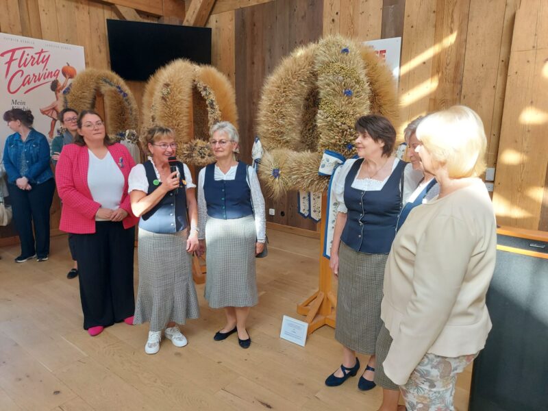 Übergabe der Siegerkrone der Oberhaveler Landfrauen an die Landtagspräsidentin